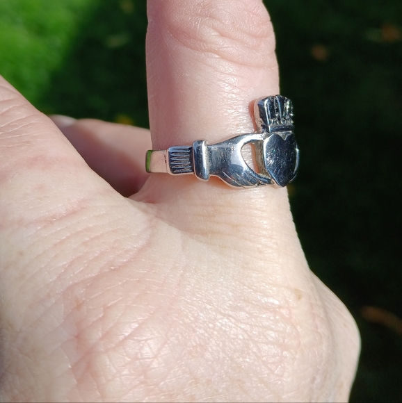 New Men's Silver Claddagh Ring. - Picture 6 of 11